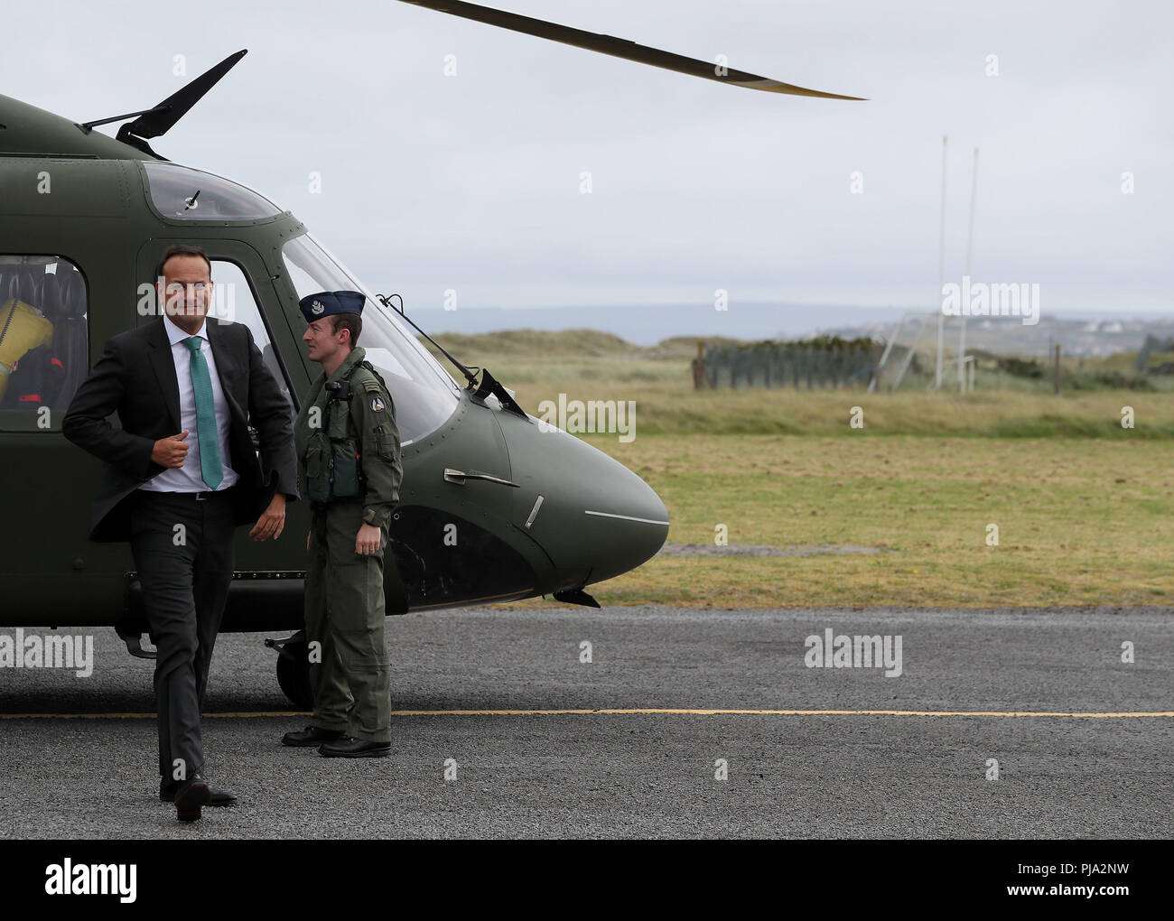 Ein Taoiseach Leo Varadkar kommt per Helikopter auf Inis gälischsprechende Gebiete Irlands, Aran Islands, für einen Besuch in Colaiste Naomh Eoin, seiner Einrichtung als eine Einheit Schule zu markieren. Stockfoto