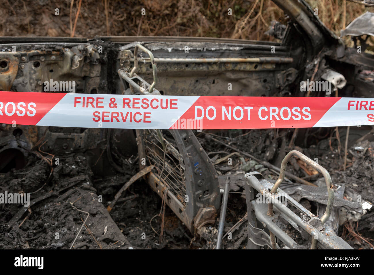Brand beschädigt Auto zeigt die Fire & Rescue Service Nicht kreuzen Kunststoffband. Stockfoto