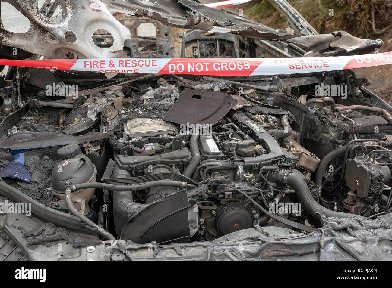 Brand beschädigt Auto zeigt die Fire & Rescue Service Nicht kreuzen Kunststoffband. Stockfoto