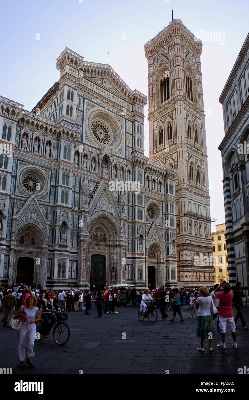 Im Westen vor dem Dom und Campanile von Piazza di San Giovanni, Florenz, Toskana, Italien Stockfoto