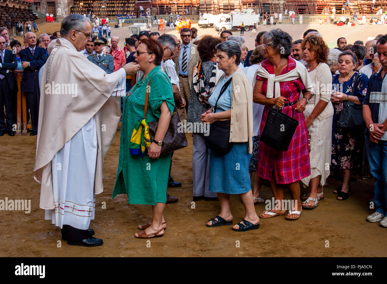 Ein Open Air' Jockeys Masse" statt Am Morgen des Rennens in der Piazza Del Campo, Palio di Siena, Siena, Italien Stockfoto