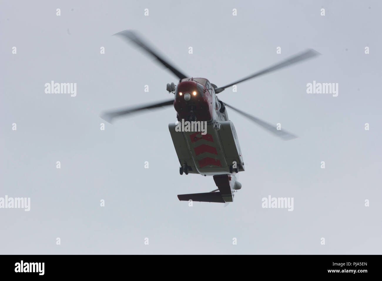 Der Sikorsky S-92 HM Küstenwache Hubschrauber verlassen ist Inverness Ausgangspunkt für die Isle of Sky an der Westküste. Stockfoto