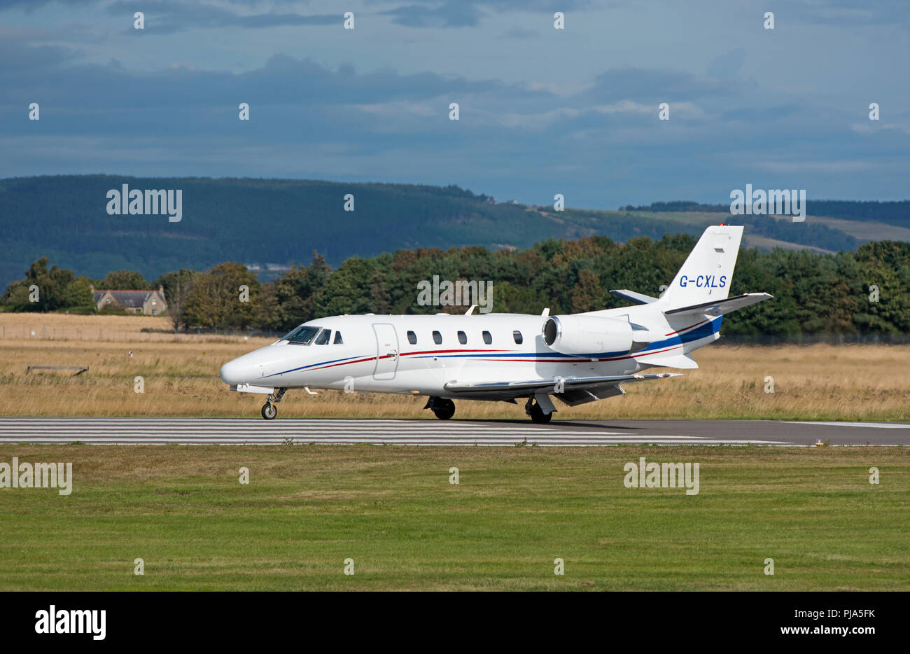 Eine im Vereinigten Königreich registrierte Cessna Citation XLS G-OXLS am Flughafen Inverness in den schottischen Highlands anreisen. Stockfoto