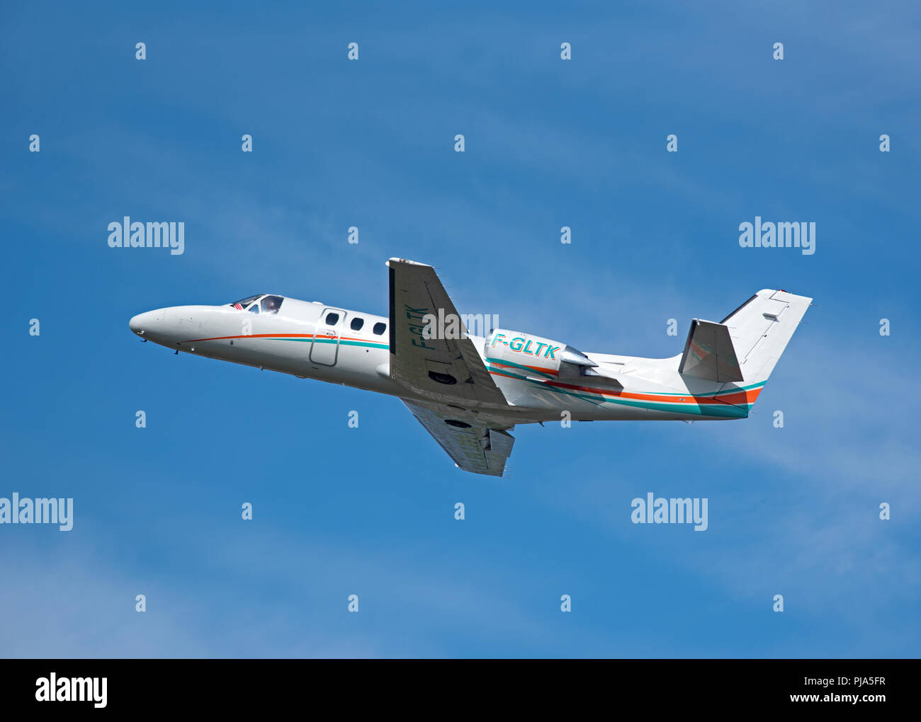 Französisch registrierte Cessna Citation 550 II F-GLTK, Klettern von Inverness Dalcross Flughafen in den schottischen Highlands. Stockfoto