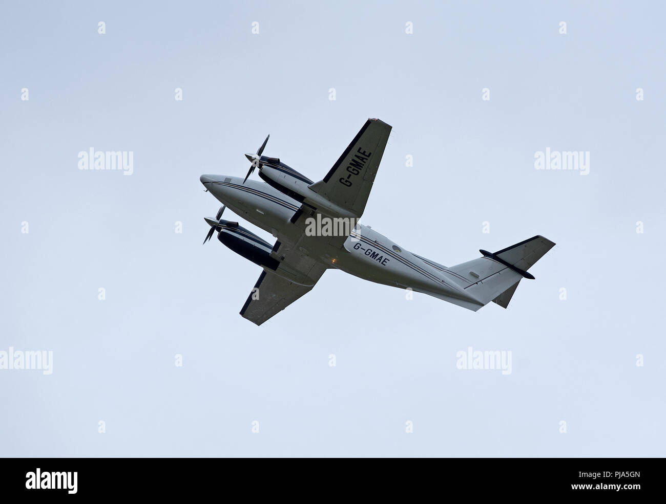 Abflug vom Flughafen Inverness ist der Beechcraft B200 Super King Air G-Spiel. Stockfoto