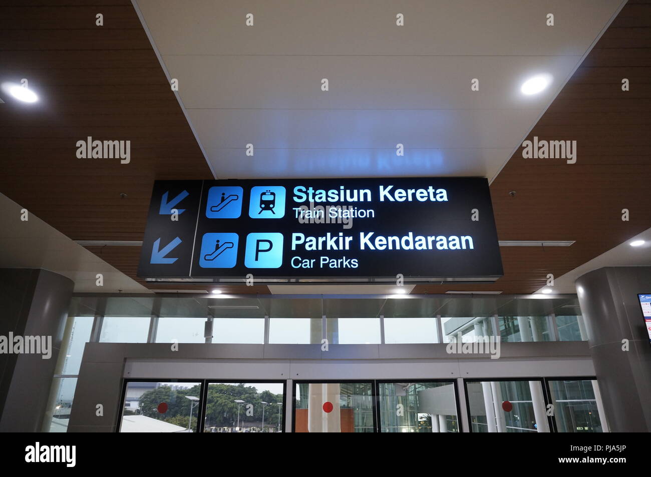 Parkplatz Schild am Flughafen Soekarno Hatta Skytrain Station Flughafen Jakarta, Indonesien Stockfoto