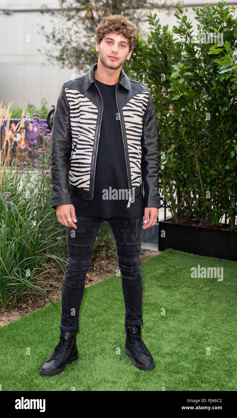 Eyal Booker bei der Weltpremiere des Hauses mit einer Uhr in seinen Mauern am Westfield in der Weißen Stadt, London. Stockfoto