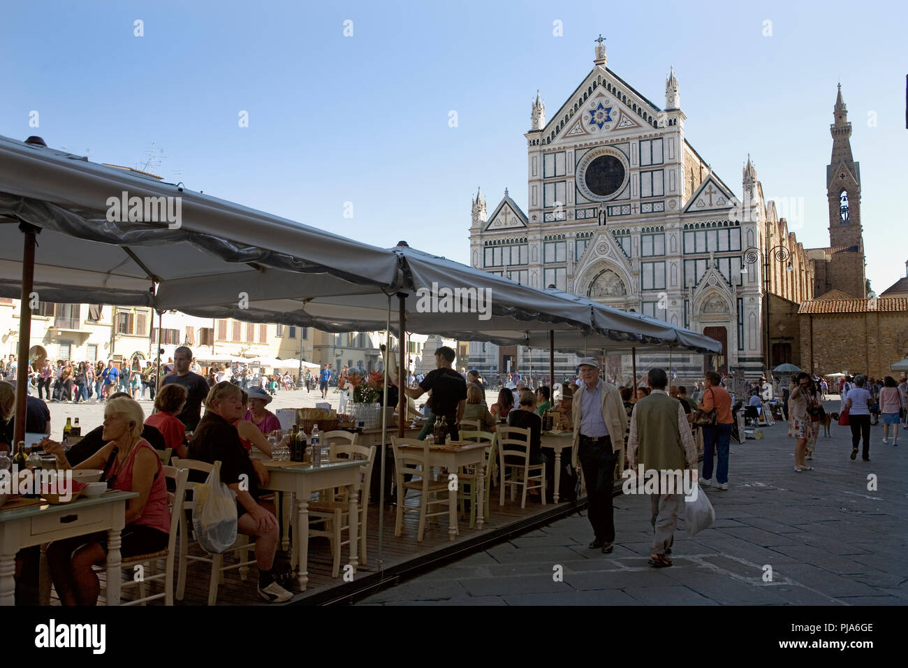 Outdoor Dining in Piazza di Santa Croce, Florenz, Toskana, Italien Stockfoto