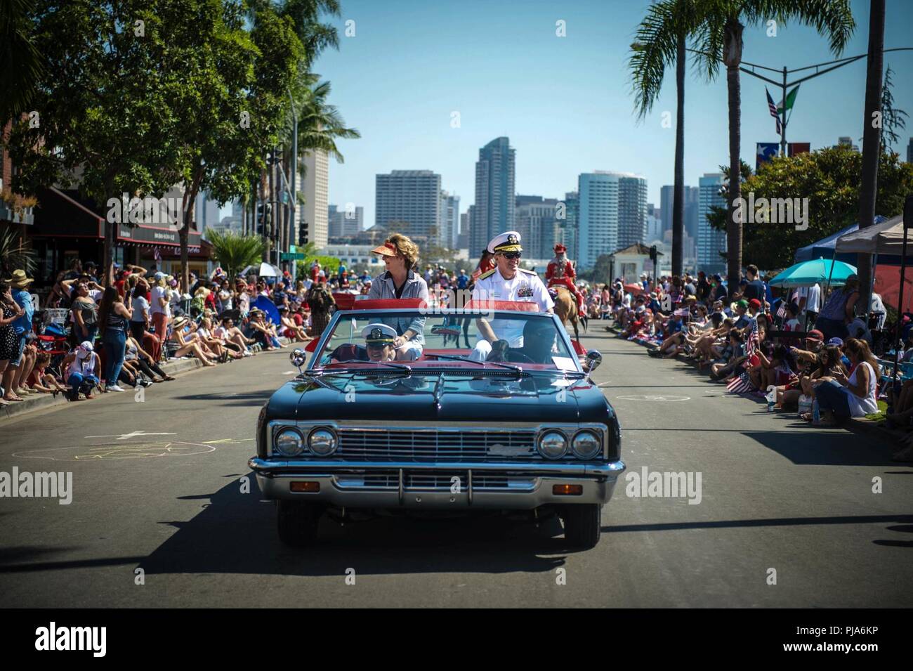 CORONADO, Kalifornien (4. Juli 2018) Vice Adm. Richard Brown, Commander, Naval Surface Force, US Pacific (CNSP) Flotte als großartiger Marschall für die 70. jährlichen Independence Day Parade dient. Brown's Rolle als Cnsp ist Mann, Zug, und rüstet die Oberfläche tritt Flottenkommandanten mit glaubwürdigen Seemacht das Meer und Projekt Power an Land zu erbringen. Stockfoto