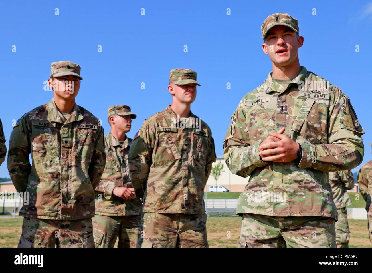 1. Lt Kevin Henry erklärt, warum Pvt. Jeffery Vang, Links, erwarb einen Command Sergeant Major Münze für seine aussergewöhnliche Arbeit Ethik und Engagement für die Pflicht, Novo Selo, Bulgarien, 2. Juli 2018. Beide Soldaten sind mit einem Co, 2-5 Cav, 1 ABCT, 1 CD zugeordnet. Stockfoto