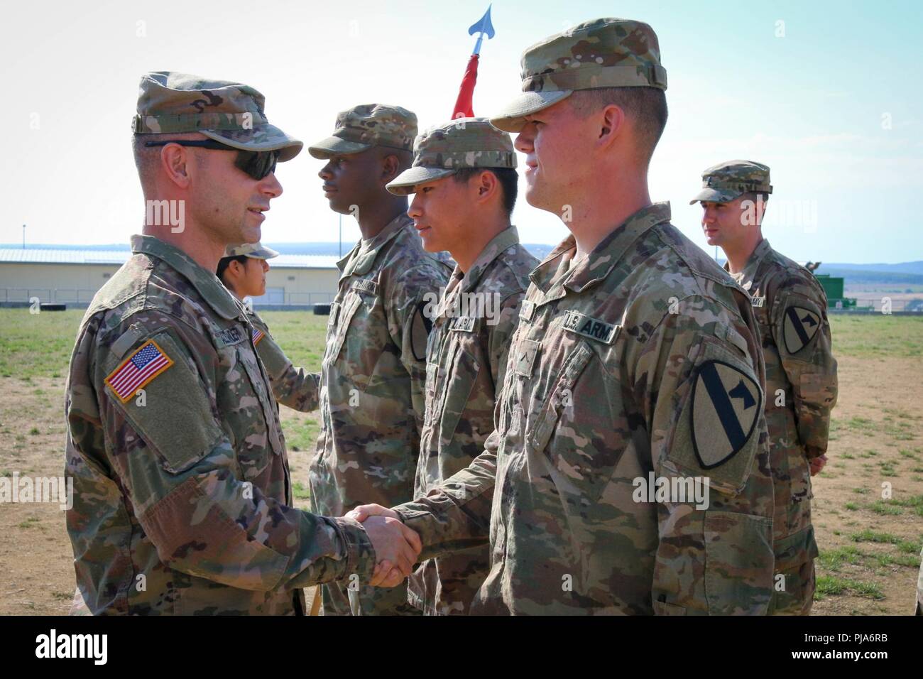 Command Sgt. Major Alexander Aron, command Sergeant Major des 2nd Battalion, 5th Cavalry Regiment, 1st Armored Brigade Combat Team, 1.Kavallerie Division, gibt Pvt. Lukas Hess, zu einer Co zugeordnet, 2 Battalion, 5th Cavalry Regiment, 1 ABCT, 1 CD, einen Befehl Sergeant Major Münze für seine aussergewöhnliche Arbeit Ethik und Engagement für die Pflicht, Novo Selo, Bulgarien, 2. Juli 2018. Eine Co 2-5 Cav ist in Bulgarien zur Unterstützung der Atlantischen lösen, ein bleibendes Training übung zwischen der NATO und der US-Streitkräfte stationiert. Stockfoto