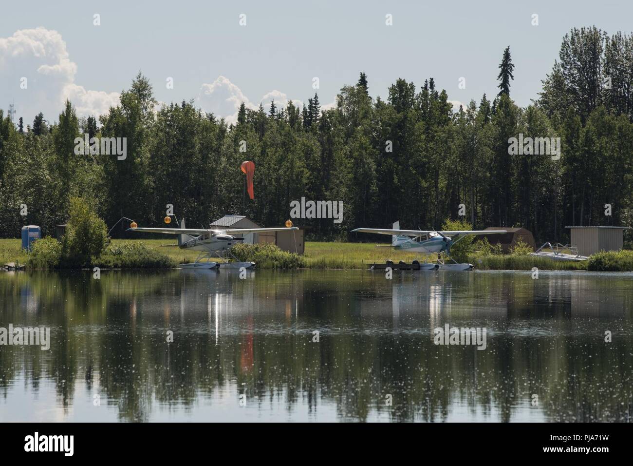 Der Betrieb der privaten Flugzeuge werden an der Elmendorf Aero Club wasser Landung angedockt und Schwimmdocks auf der unteren Sixmile See am Joint Base Elmendorf-Richardson, Alaska, 2. Juli 2018. Der Club bietet Mietbare Räume für Wasserflugzeuge und Flugboote und amphibische Flugzeuge ausgelegt, und steigen auf dem Wasser. Stockfoto