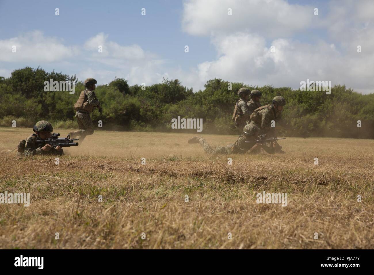MARINE CORPS BASE HAWAII (5. Juli 2018) der US-Marines mit Unternehmen C, 1.BATAILLON, 3. Marine Regiment, und malaysischen Soldaten verhalten Buddy stürzt während der Angriff Amphibienfahrzeug Einarbeitung Training als Teil der Felge des Pazifiks (Rimpac) Übung auf der Marine Corps Base Hawaii Juli 5, 2018. RIMPAC bietet hochwertige Ausbildung für Task-organisierte, hoch-fähigen Marine Air-Ground Task Force und erhöht die kritische Reaktion auf Krisen Fähigkeit der US-Marines im Pazifik. 25 Nationen, 46 Schiffe, 5 U-Boote, über 200 Flugzeuge und 25.000 Angestellte beteiligen sich an Rimpac Stockfoto