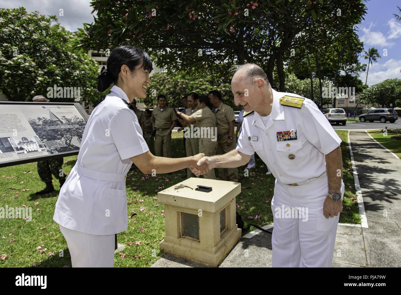 JOINT BASE Pearl Harbor - HICKAM, Hawaii (5. Juli, 2018) Japan Verteidigung-kraft lt Chie Watanabe Hände schütteln mit U.S. Navy hinten Adm. Louis C. Tripolis, Befehl Chirurg, US-Indo-Befehl, an einer medizinischen Symposium am Joint Base Pearl Harbor-Hickam während der Pacific Rim (Rimpac) Übung. 25 Nationen, 46 Schiffe, 5 U-Boote, über 200 Flugzeuge und 25.000 Angestellte beteiligen sich an Rimpac vom 27. Juni bis 2. August in und um die hawaiischen Inseln und Südkalifornien. Die weltweit größte internationale maritime Übung RIMPAC bietet eine einzigartige Ausbildung whil Stockfoto