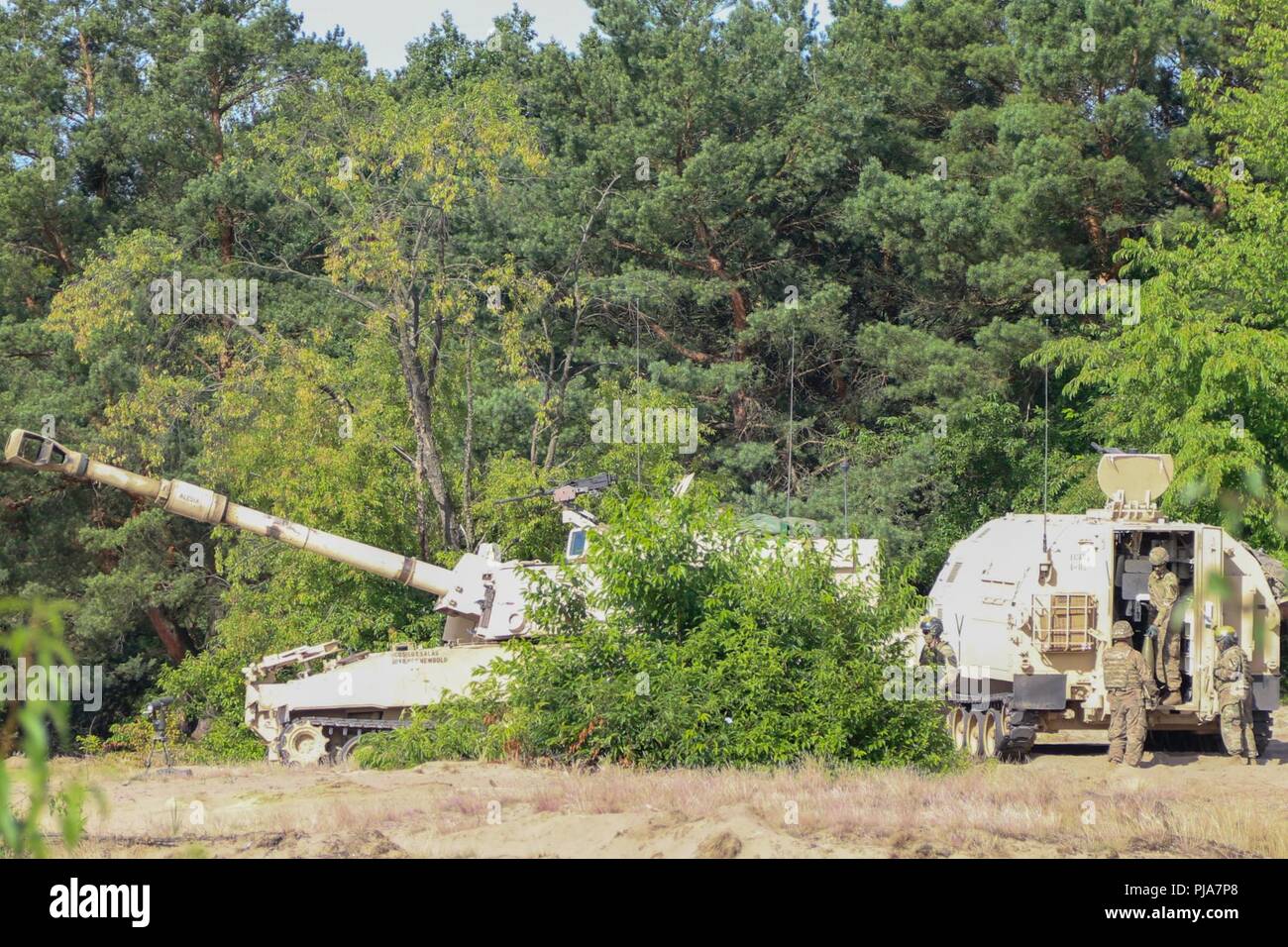 Ein M109A6 Paladin erwartet eine Munition resupply beim Leiten der Batterie Qualifikationen in Torun, Polen. 1 Bataillon 82 Field Artillery Regiment ist Teil der 1. Gepanzerten Brigade Combat Team, 1.Kavallerie Division Ausbildung in Polen zur Unterstützung der Atlantischen lösen. Stockfoto