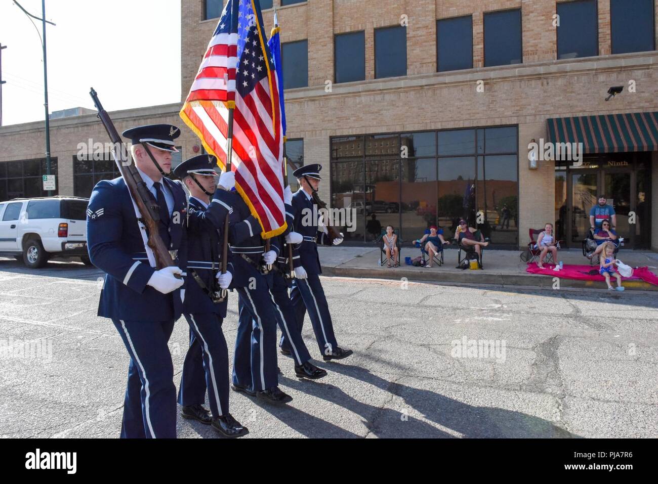 Die Sheppard Air Force Base Ehrengarde führt die Prozession der 34. jährlichen Kell Haus 4. Juli und die meisten patriotische Parade bis Ninth Street in der Innenstadt von Wichita Falls, Texas, 4. Juli 2018. Mehr als 100 Flieger von Sheppard nahm an der Veranstaltung teil, die Unabhängigkeit des Landes feiert. Stockfoto