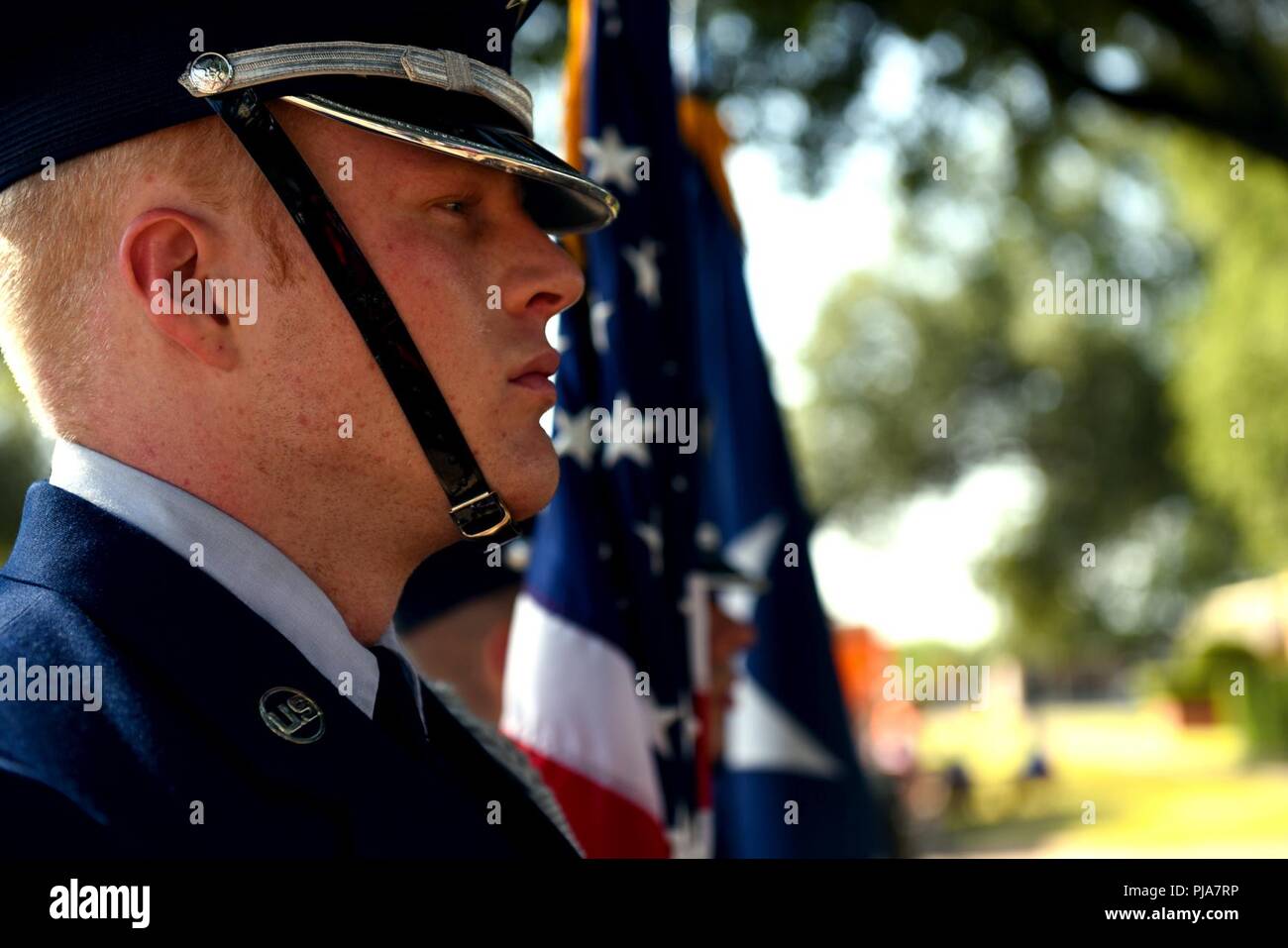 Ein Mitglied der Sheppard Air Force Base Ehrengarde steht an Aufmerksamkeit, nachdem die Gruppe die Prozession während der 34. jährlichen Kell Haus 4. Juli und die meisten patriotische Parade ˆ in Downtown Wichita Falls, Texas, 4. Juli 2018. Flieger von Sheppard haben die Teilnehmer der Feier die Unabhängigkeit der Vereinigten Staaten zu gedenken. Stockfoto