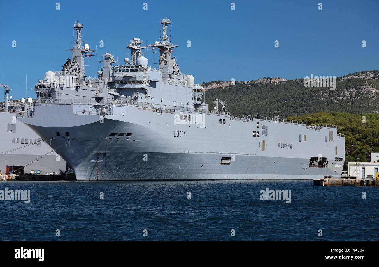 Th Amphibious Assault helicopter Carrier in der Französischen Marine Base am Hafen von Toulon, Frankreich angedockt. Stockfoto