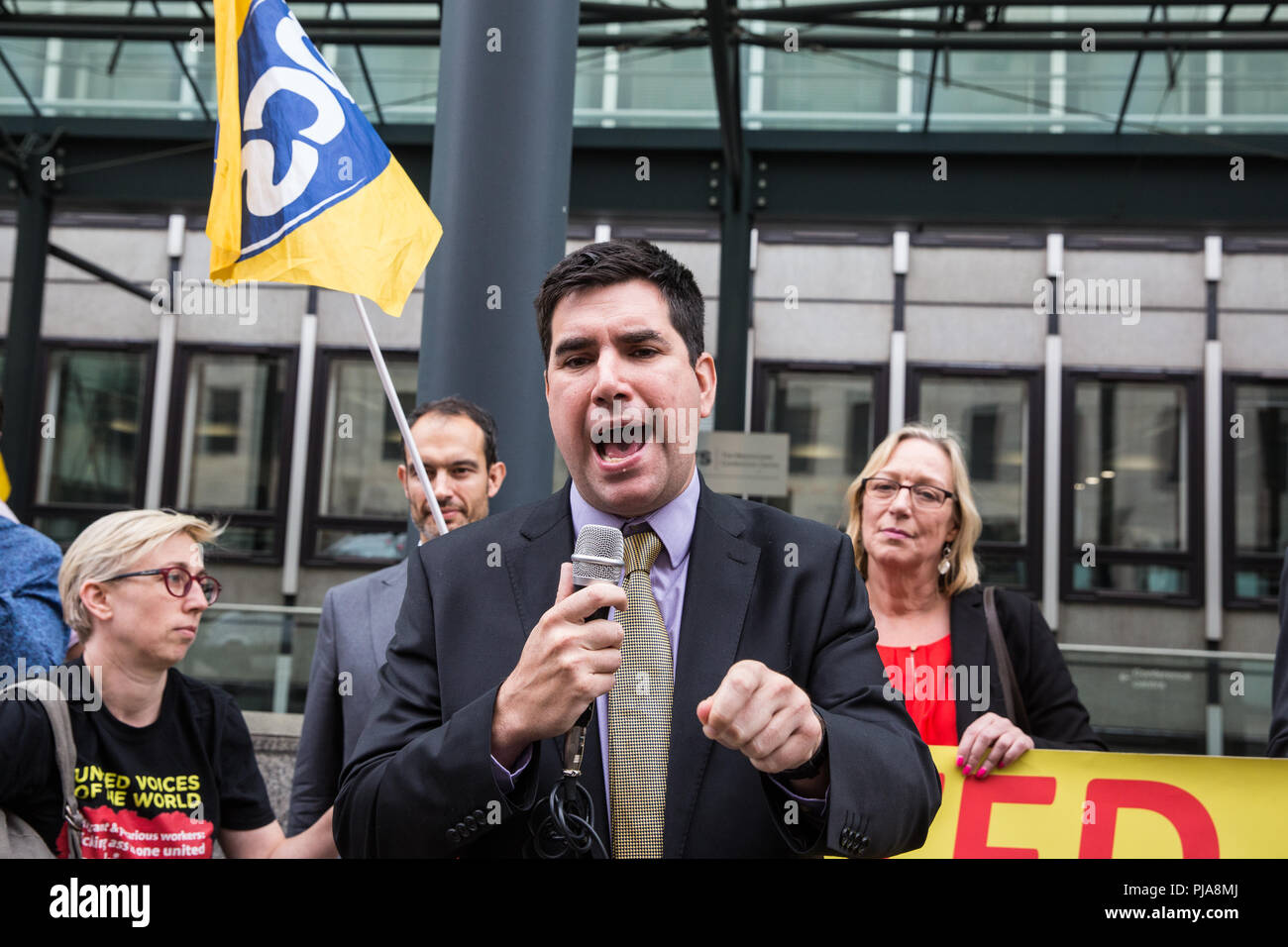 London, Großbritannien. 5. September 2018. Shadow Justiz Generalsekretär Richard Burgon Adressen Mitglieder und Unterstützer von lokalen Gewerkschaft United Voices der Welt (Uvw) und die BEIS (outsourcing Ministerium für Wirtschaft, Energie und industrielle Strategie) Filiale der Öffentlichen & Commercial Services (PCS) Gewerkschaft außerhalb BEIS zur Unterstützung der industriellen Aktion für ein Ende und einen existenzsichernden Lohn durch die räumer (Bundesministerium der Justiz) und Security Personal Expositionsindizes (BEI). Credit: Mark Kerrison/Alamy leben Nachrichten Stockfoto