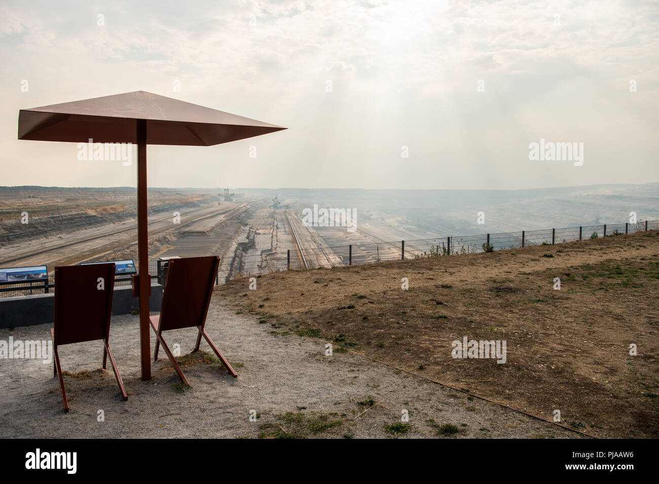 05. September 2018, Deutschland, Elsdorf: Auf der Terra Nova Aussichtsplattform mit Blick auf den Braunkohletagebau Hambach Mine, es gibt zwei Liegestühlen mit Sonnenschirmen. Foto: Christophe Kirschtorte/dpa Stockfoto