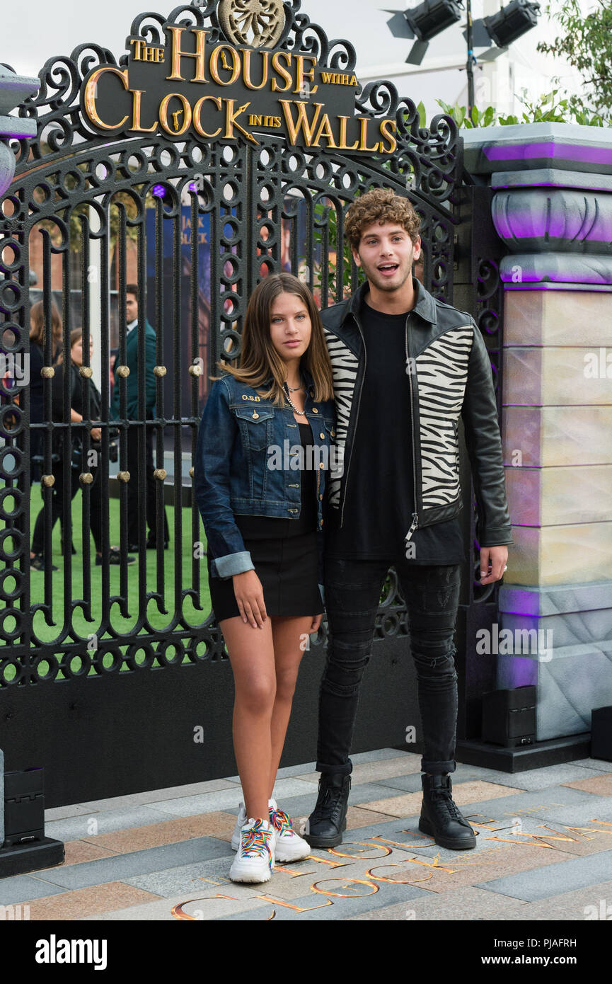 London, Großbritannien. 05. September 2018. Eyal Booker (R) besucht die UK Film Premiere von "Das Haus mit einer Uhr in seinen Mauern' am Westfield, Weiße Stadt in London. Credit: Wiktor Szymanowicz/Alamy leben Nachrichten Stockfoto