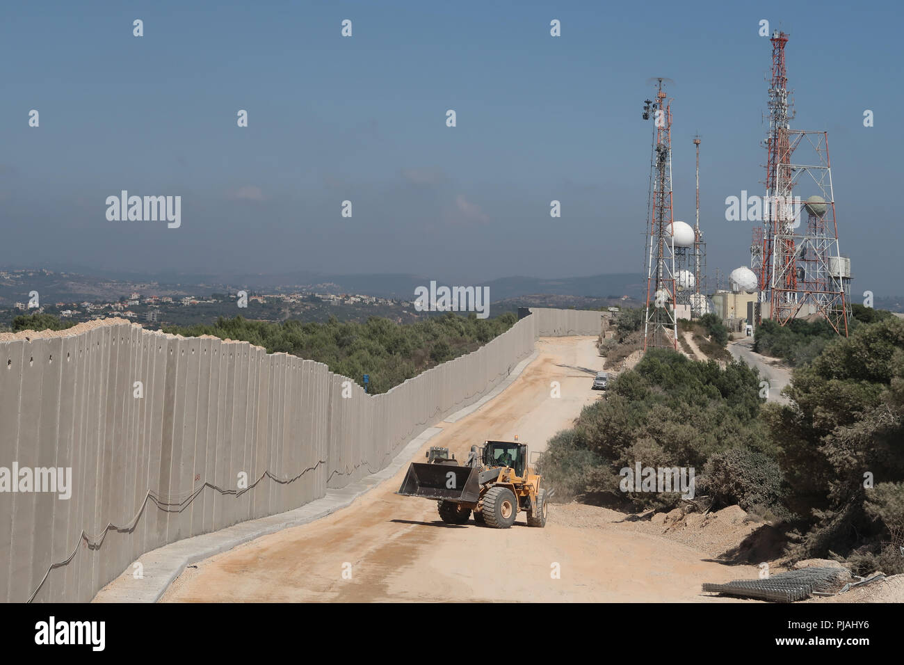 Rosh Hanikra, Israel. 5. September 2018. Israelische Bulldozer ebene Land entlang der neuen sieben Meter hohen aktualisiert Mauer, die Israel an der israelisch-libanesischen Grenze in der Nähe von Rosh HaNikra Kreuzung auch als Ras Al Krieger aus dem Krieg Kreuzung gebaut, bekannt. Die Betonwand wird auf Israelische gebaut, und wird vom Mittelmeer im Westen Strecken in der Gegend um den Berg Hermon im Osten. Credit: Eddie Gerald/Alamy leben Nachrichten Stockfoto