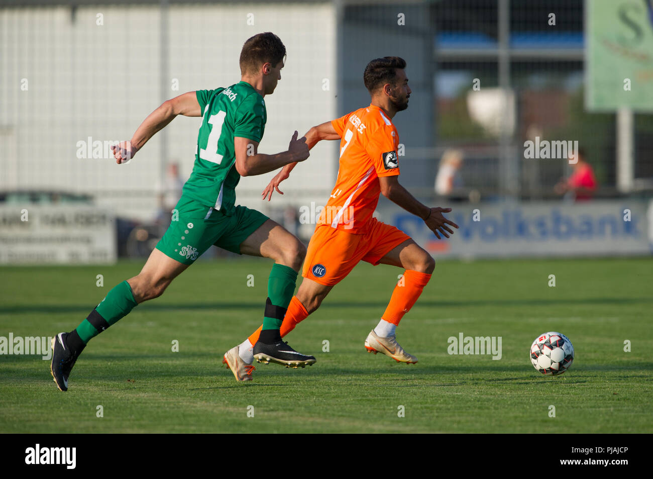 Karlsruhe, Deutschland. 05 Sep, 2018. Burak Camoglu (KSC) (rechts) gegen  Marvin Schaum (Sasbach). (Re). GES/Fußball/3. Bundesliga: Testspiel:  Karlsruher SC - SV Sasbach, 05.09.2018 - Fußball/Fußball zweite Division:  Karlsruher SC vs Team, Karlsruhe,