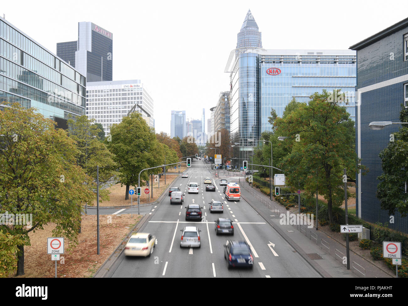 06.09.2018, Hessen, Frankfurt am Main: Verkehr auf der Theodor-Heuss-Allee in der Nähe der Frankfurter Messe rollt in Richtung Innenstadt. Nach der Entscheidung des Verwaltungsgerichts Wiesbaden, Frankfurt wird einer anderen deutschen Metropole werden vom Fahren Diesel- fahrzeuge im Jahr 2019 verboten wird. Foto: Arne Dedert/dpa Stockfoto