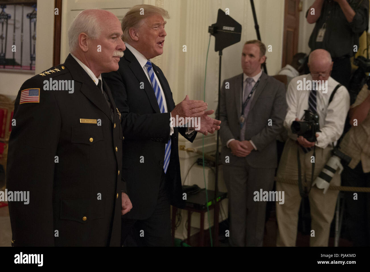 Washington, District of Columbia, USA. 5. Sep 2018. Thomas Hodgson der Sheriff von Bristol County Massachusetts, Links, und die Vereinigten Staaten Präsident Donald J. Trumpf, Mitte, Ost Zimmer des Weißen Hauses vor der Bemerkungen von Trumpf geliefert an eine Gruppe von Sherrifs am 5. September 2018 in Washington, DC. Credit: Alex Edelman/Pool über CNP Credit: Alex Edelman/CNP/ZUMA Draht/Alamy leben Nachrichten Stockfoto