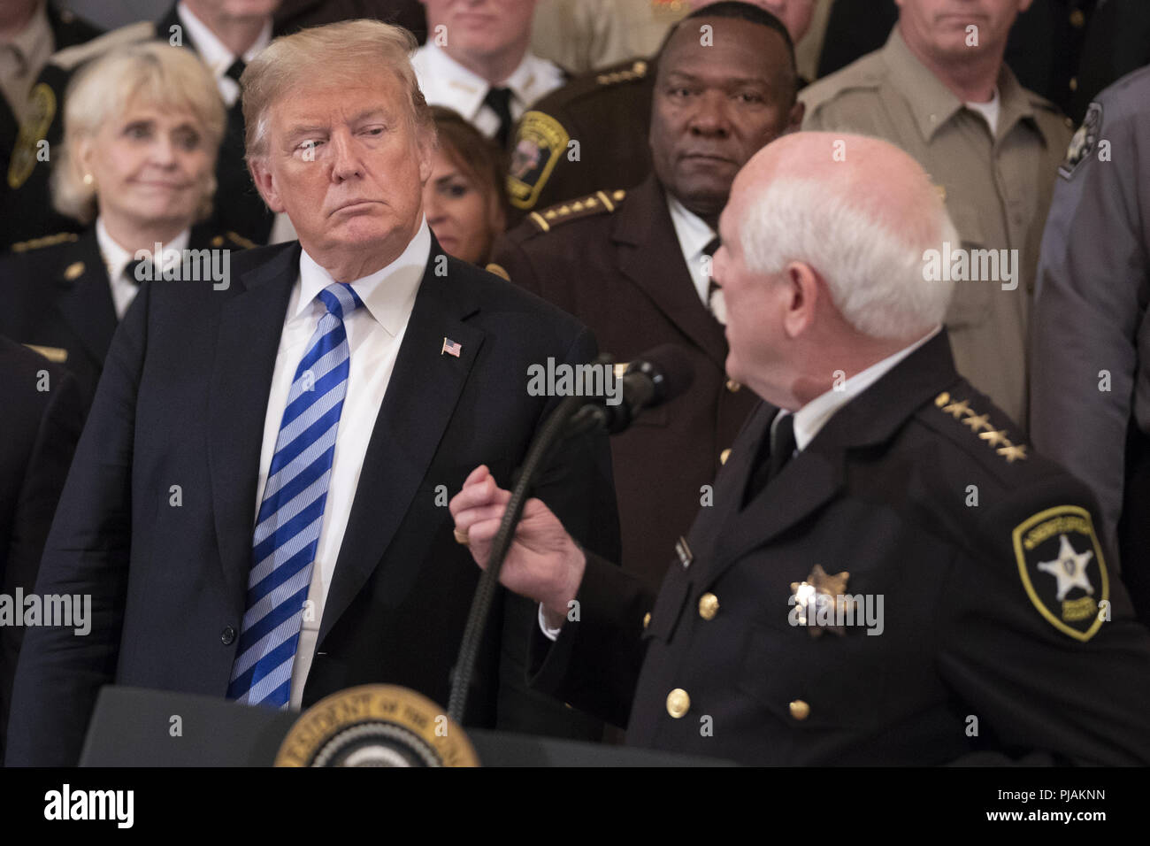 Washington, District of Columbia, USA. 5. Sep 2018. Präsidenten der Vereinigten Staaten Donald J. Trumpf sieht auf wie Thomas Hodgson, der Sheriff von Bristol County Massachusetts, Erläuterungen liefert zu einer Gruppe von Sherrifs im East Room des Weißen Hauses am 5. September 2018 in Washington, DC. Credit: Alex Edelman/Pool über CNP Credit: Alex Edelman/CNP/ZUMA Draht/Alamy leben Nachrichten Stockfoto