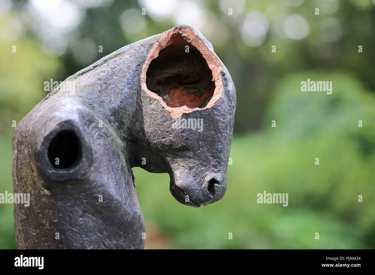 Worpswede, Deutschland. 06 Sep, 2018. 09.06.2018, Niedersachsen, Worpswede: Ein Blick auf die beschädigte Minotaurus Abbildung des Künstlers Christoph Fischer in der 'Labyrinth' Garten. Vor zwei Wochen, Vandalen brach der keramischen Abbildung Hörner. Credit: mohssen Assanimoghaddam/dpa/Alamy leben Nachrichten Stockfoto