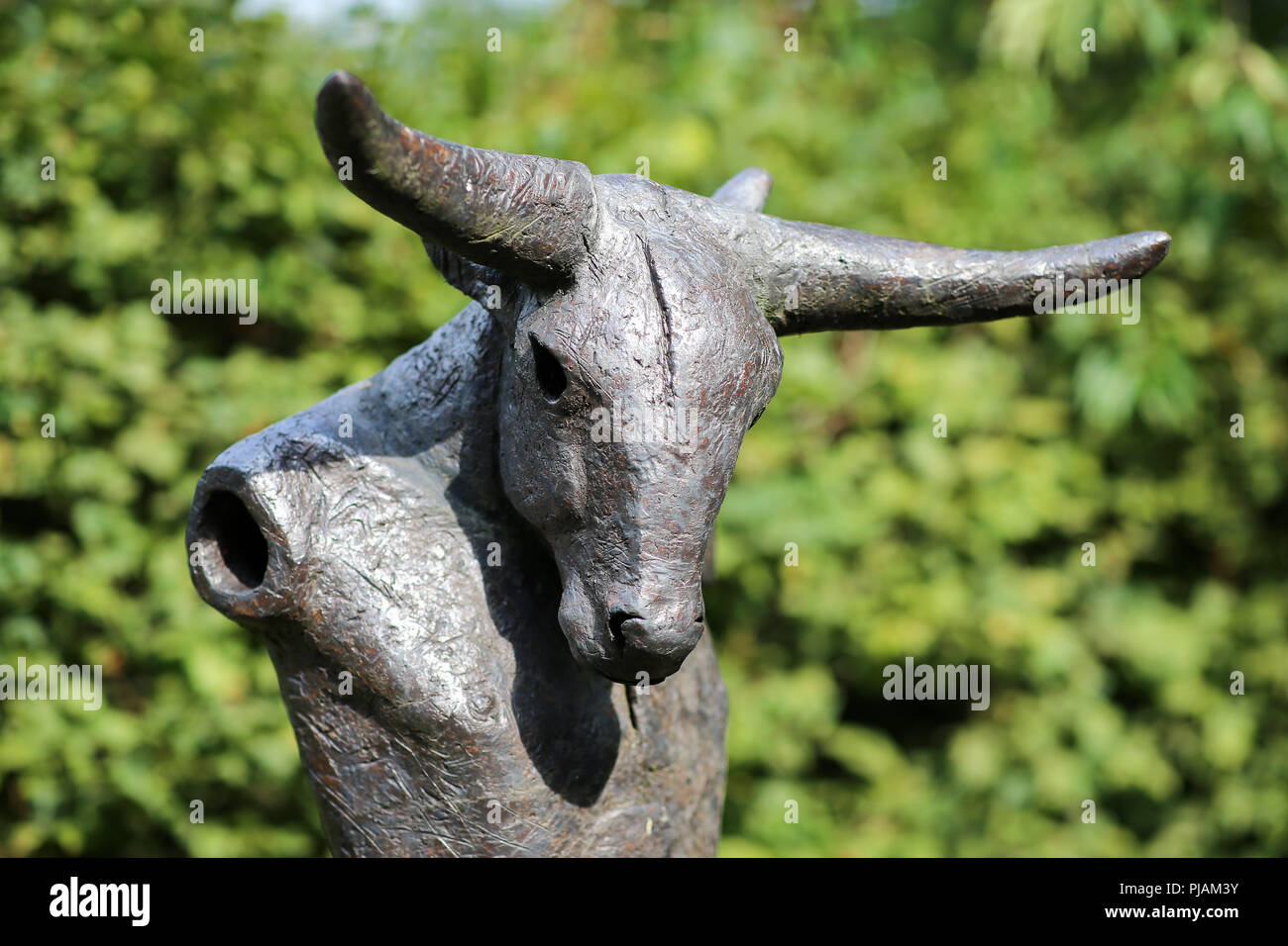 Worpswede, Deutschland. 06 Sep, 2018. 09.06.2018, Niedersachsen, Worpswede: Eine Ansicht von einem unbeschädigten Minotaurus Abbildung des Künstlers Christoph Fischer. Vandalen brach die Hörner eines anderen Minotaurus Abbildung vor zwei Wochen. Credit: mohssen Assanimoghaddam/dpa/Alamy leben Nachrichten Stockfoto