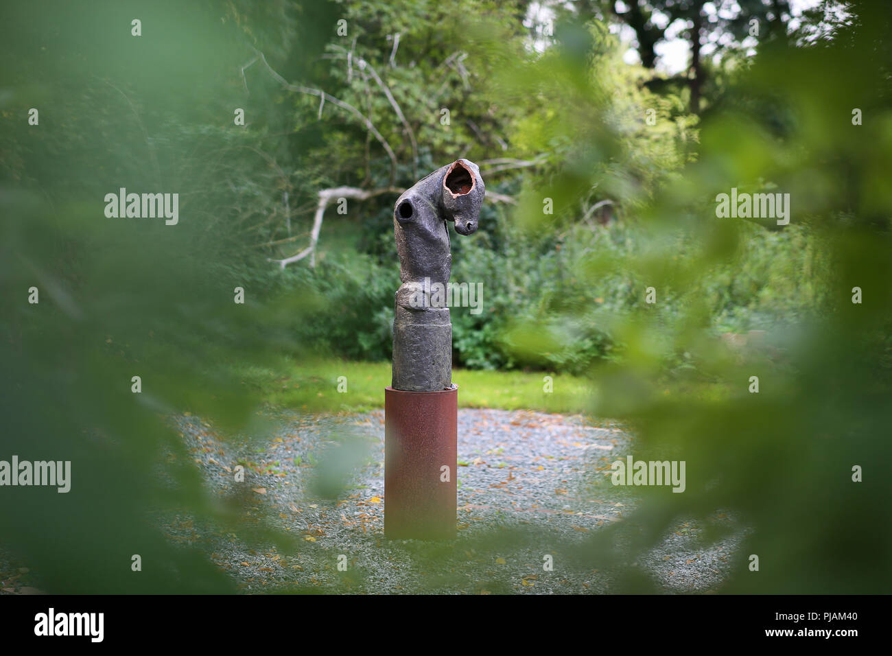 Worpswede, Deutschland. 06 Sep, 2018. 09.06.2018, Niedersachsen, Worpswede: Ein Blick auf die beschädigte Minotaurus Abbildung des Künstlers Christoph Fischer in der 'Labyrinth' Garten. Vor zwei Wochen, Vandalen brach der keramischen Abbildung Hörner. Credit: mohssen Assanimoghaddam/dpa/Alamy leben Nachrichten Stockfoto