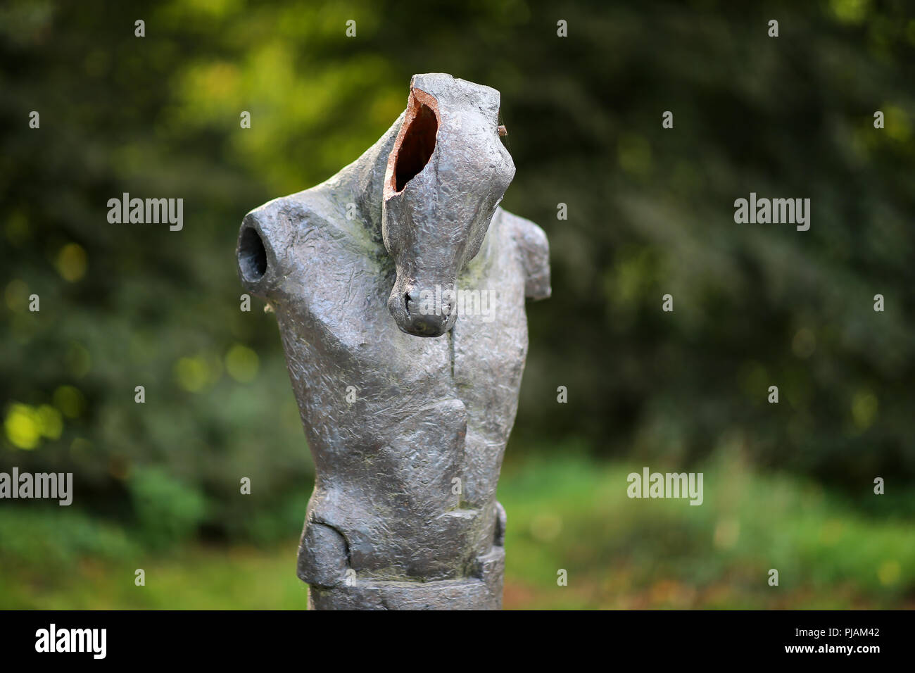 Worpswede, Deutschland. 06 Sep, 2018. 09.06.2018, Niedersachsen, Worpswede: Ein Blick auf die beschädigte Minotaurus Abbildung des Künstlers Christoph Fischer in der 'Labyrinth' Garten. Vor zwei Wochen, Vandalen brach der keramischen Abbildung Hörner. Credit: mohssen Assanimoghaddam/dpa/Alamy leben Nachrichten Stockfoto