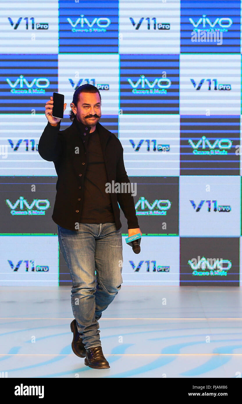 Mumbai, Indien. 6. Sep 2018. Bollywood Schauspieler Aamir Khan demonstriert eine neue Vivo Handy während einer Zeremonie in Mumbai, Indien, Sept. 6, 2018. Credit: Stringer/Xinhua/Alamy leben Nachrichten Stockfoto