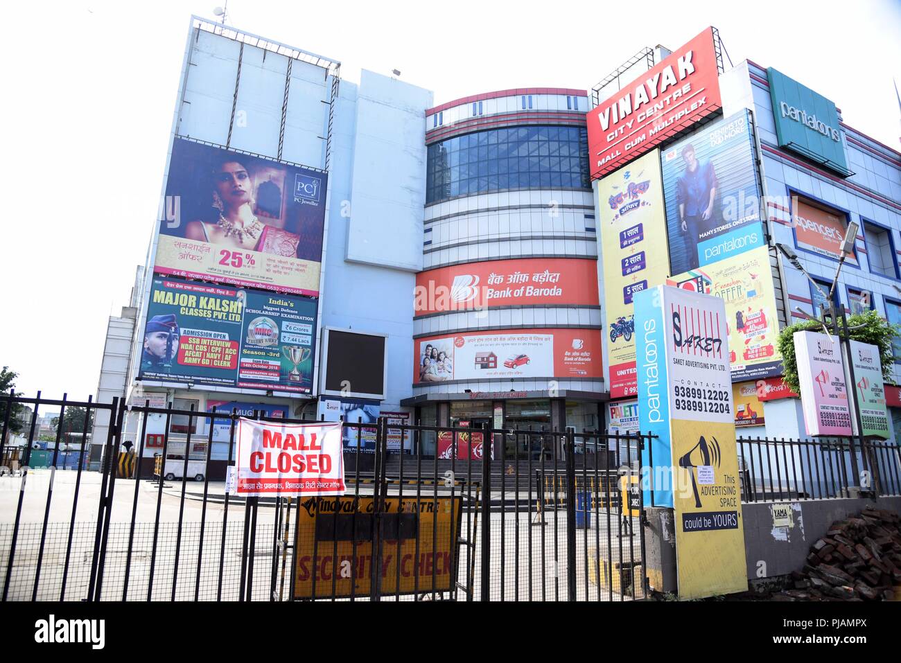 Allahabad, Uttar Pradesh, Indien. 6. Sep 2018. September 06, 2018 Allahabad-Uttar Pradesh/Indien: Eine Ansicht von geschlossenen Shopping Mall während Bharat Band Protest gegen SC-ST handeln, in Allahabad am 06-09-2018. Credit: Prabhat Kumar Verma/ZUMA Draht/Alamy leben Nachrichten Stockfoto