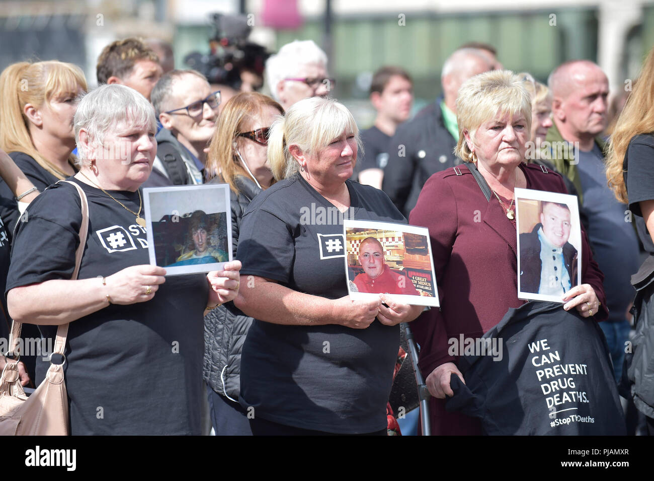 Glasgow, UK. 6. September 2018. 2.849 vergessen mir kein Holz Blumen gepflanzt werden. Jede Blume stellt eine Person, die aus einem Alkohol gestorben ist, und die Zahl der drogenbedingten Todesfälle, und der Selbstmord in 2017. Die Veranstaltung wird auch für die schottische Regierung eine Dringlichkeit des öffentlichen Gesundheitswesens, bedingt durch die Menge von Menschen, die ihr Leben in den letzten Jahren verloren haben, zu erklären. Bild Familien und Freunde versammeln sich, George Square, Glasgow an der Gedenkveranstaltung. Credit: Sandy Junge/Alamy leben Nachrichten Stockfoto