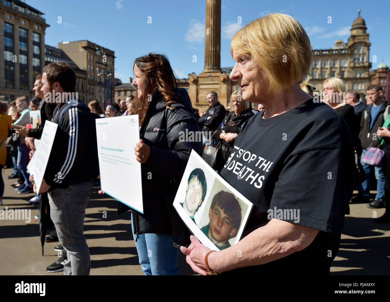 Glasgow, UK. 6. September 2018. 2.849 vergessen mir kein Holz Blumen gepflanzt werden. Jede Blume stellt eine Person, die aus einem Alkohol gestorben ist, und die Zahl der drogenbedingten Todesfälle, und der Selbstmord in 2017. Die Veranstaltung wird auch für die schottische Regierung eine Dringlichkeit des öffentlichen Gesundheitswesens, bedingt durch die Menge von Menschen, die ihr Leben in den letzten Jahren verloren haben, zu erklären. Bild Familien und Freunde versammeln sich, George Square, Glasgow an der Gedenkveranstaltung. Credit: Sandy Junge/Alamy leben Nachrichten Stockfoto