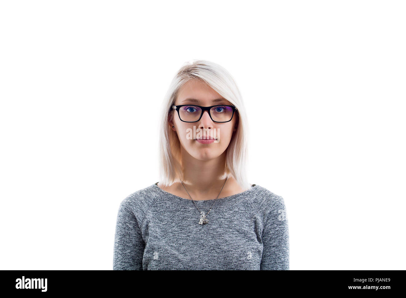 Junge kaukasier Frau mit Brille weg auf weißem Hintergrund isoliert. Keine Emotion, neutrale Poker face Stockfoto