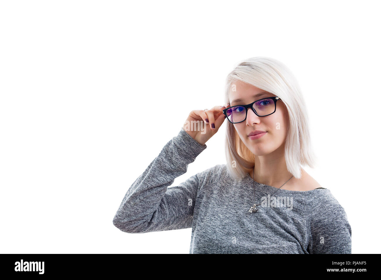 Mode blonde Frau Ernst konzentrierte sich auf Kamera tragen und die Brille mit einer Hand auf die weiße isoliert. Stockfoto