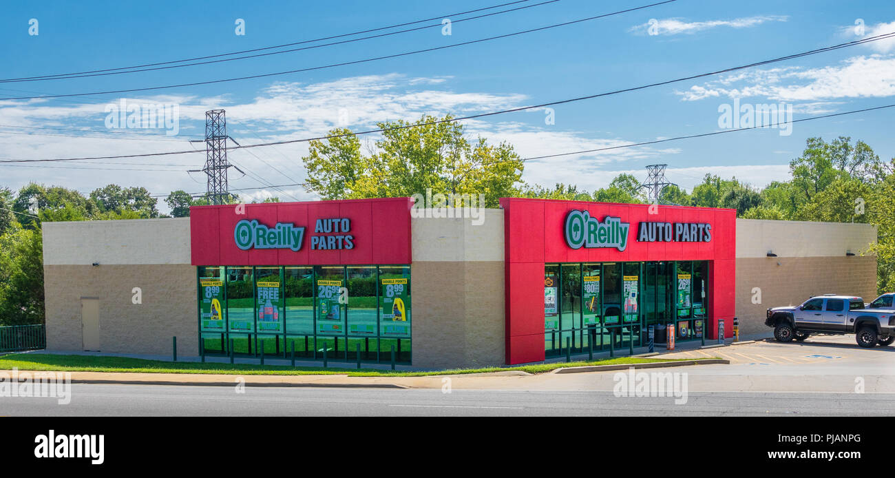 HICKORY, NC, 9/2/18: Ein O'Reilly Auto Parts Store Exterieur. Stockfoto