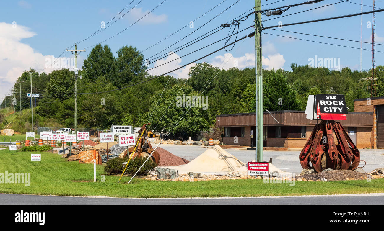 HICKORY, NC, USA -9/2/18: eine Landschaft Lieferanten verkaufen Steine und eine 'See Rock City" zu unterzeichnen. Stockfoto