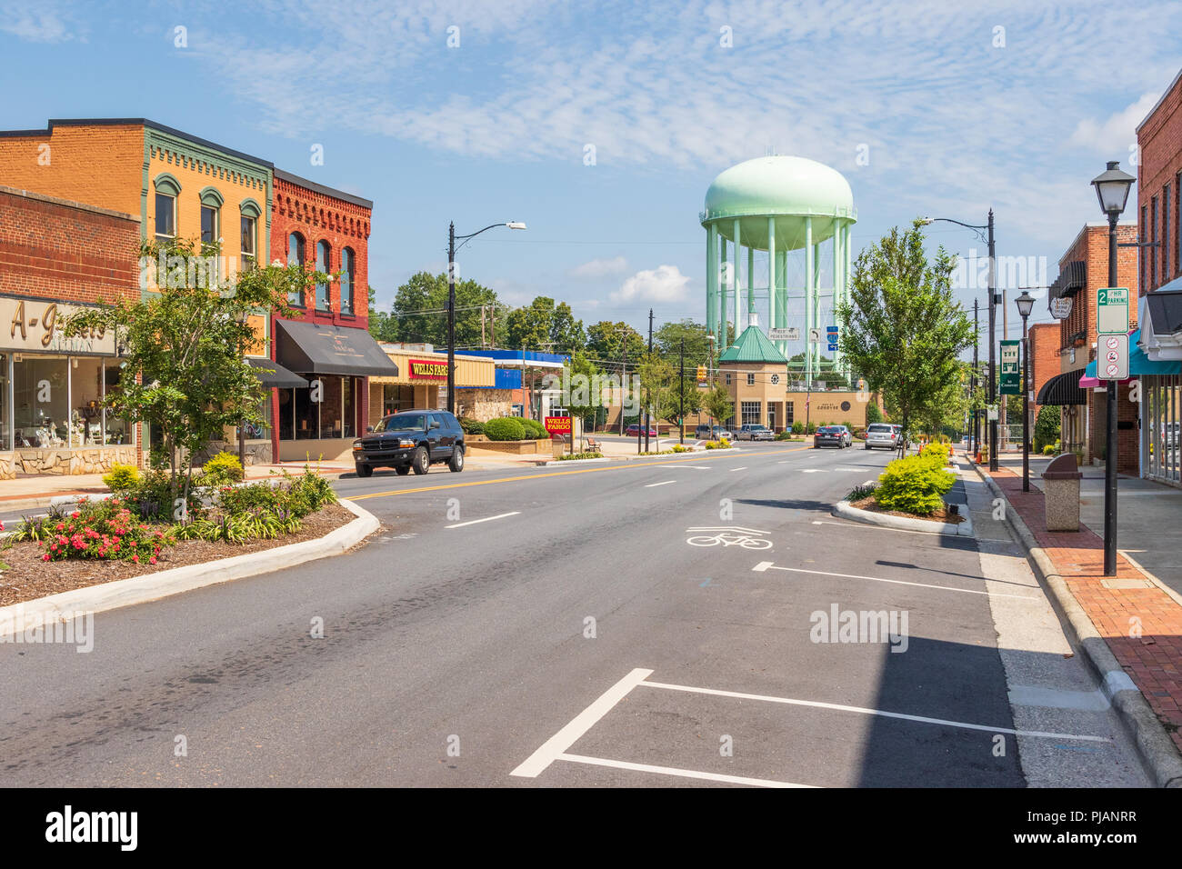 CONOVER, NC, USA -9/2/18: Die Hauptstraße des kleinen, südlichen Stadt, mit Rathaus und einen Wassertank in der Ferne. Stockfoto