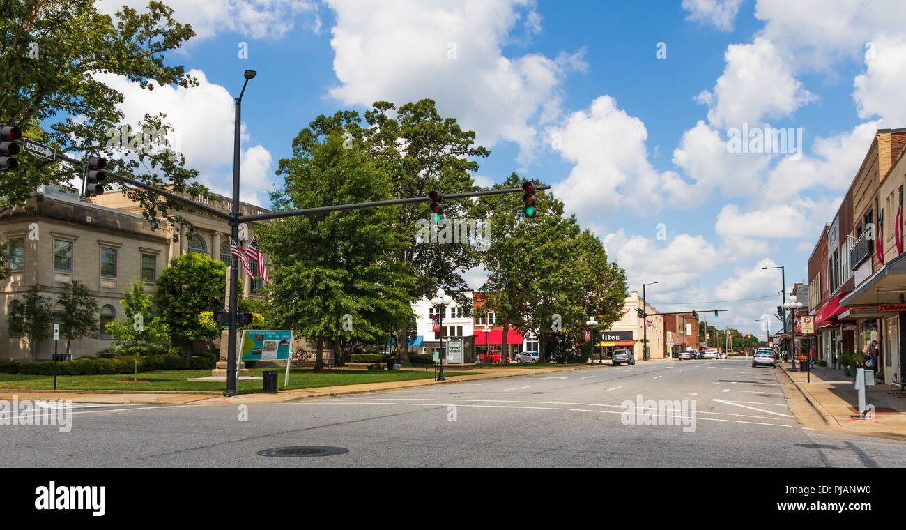 NEWTON, NC, USA - ein Blick auf die Main Street in der kleinen Stadt in den Südstaaten, Sitz der Catawba County. Das alte Gericht ist links im Vordergrund. Stockfoto