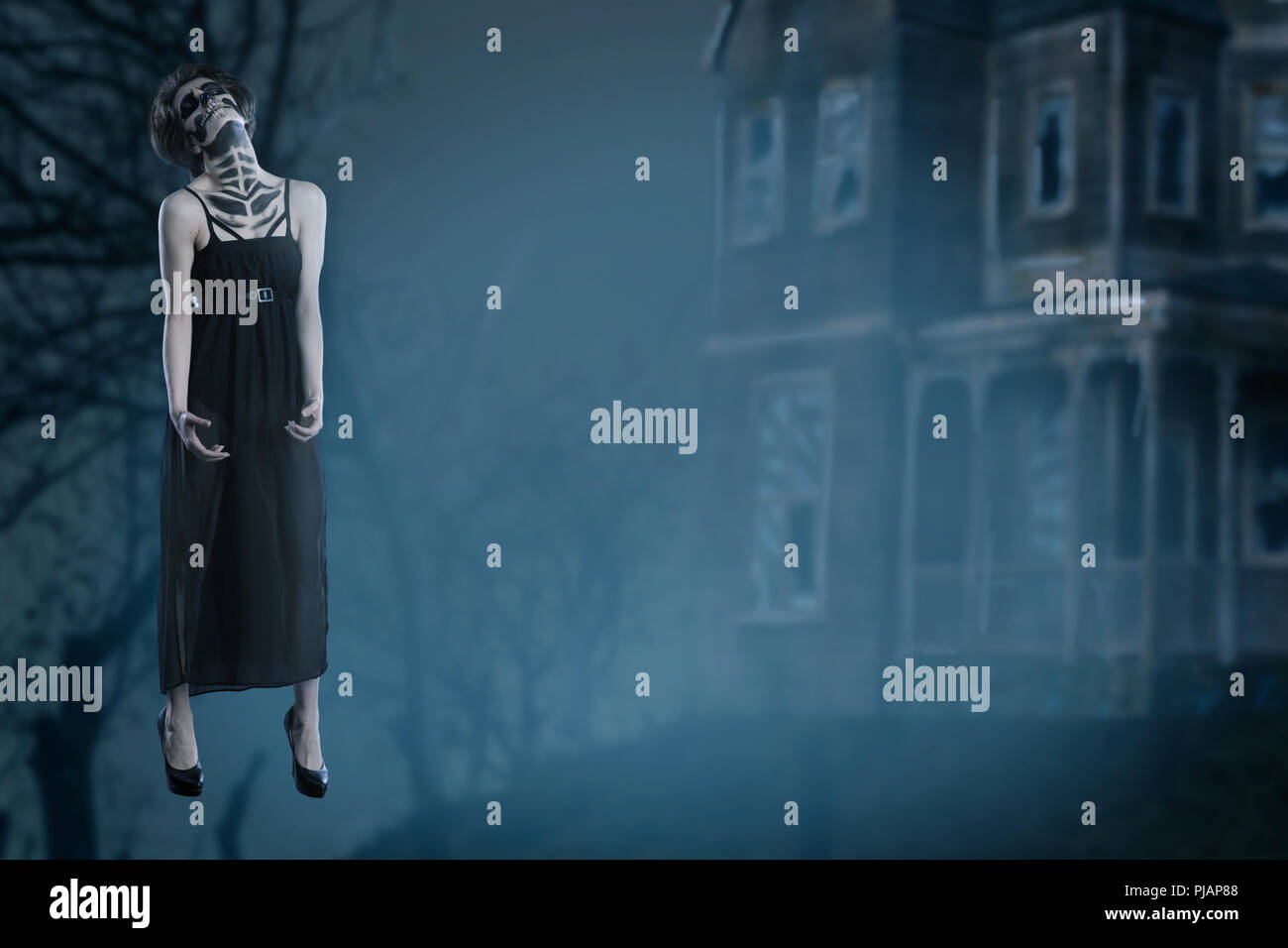 Horror Szene von einem furchtsamen Frau. Frau ghost Segelfliegen in der Luft. Halloween vor dem Hintergrund eines verlassenen Hauses in einem Nebel. Platz kopieren Stockfoto