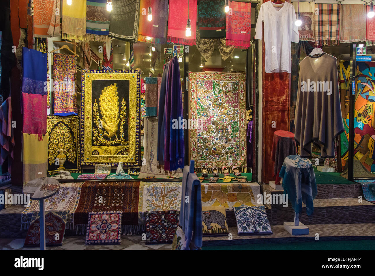 Helle Schaufenster mit Kleidung, Schuhen und Accessoires in Kathmandu, Nepal. Stockfoto