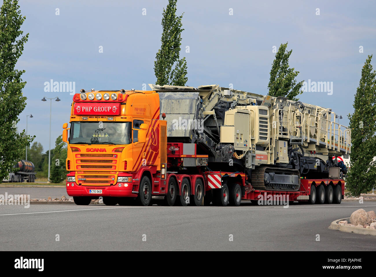 Scania G 580 Lkw der PHP Group Oy hols Lokotrack LT330 D mobile Brech- und Siebanlagen auf Noteboom Trailer. Mariehamn, Finnland - 9. August 2018. Stockfoto