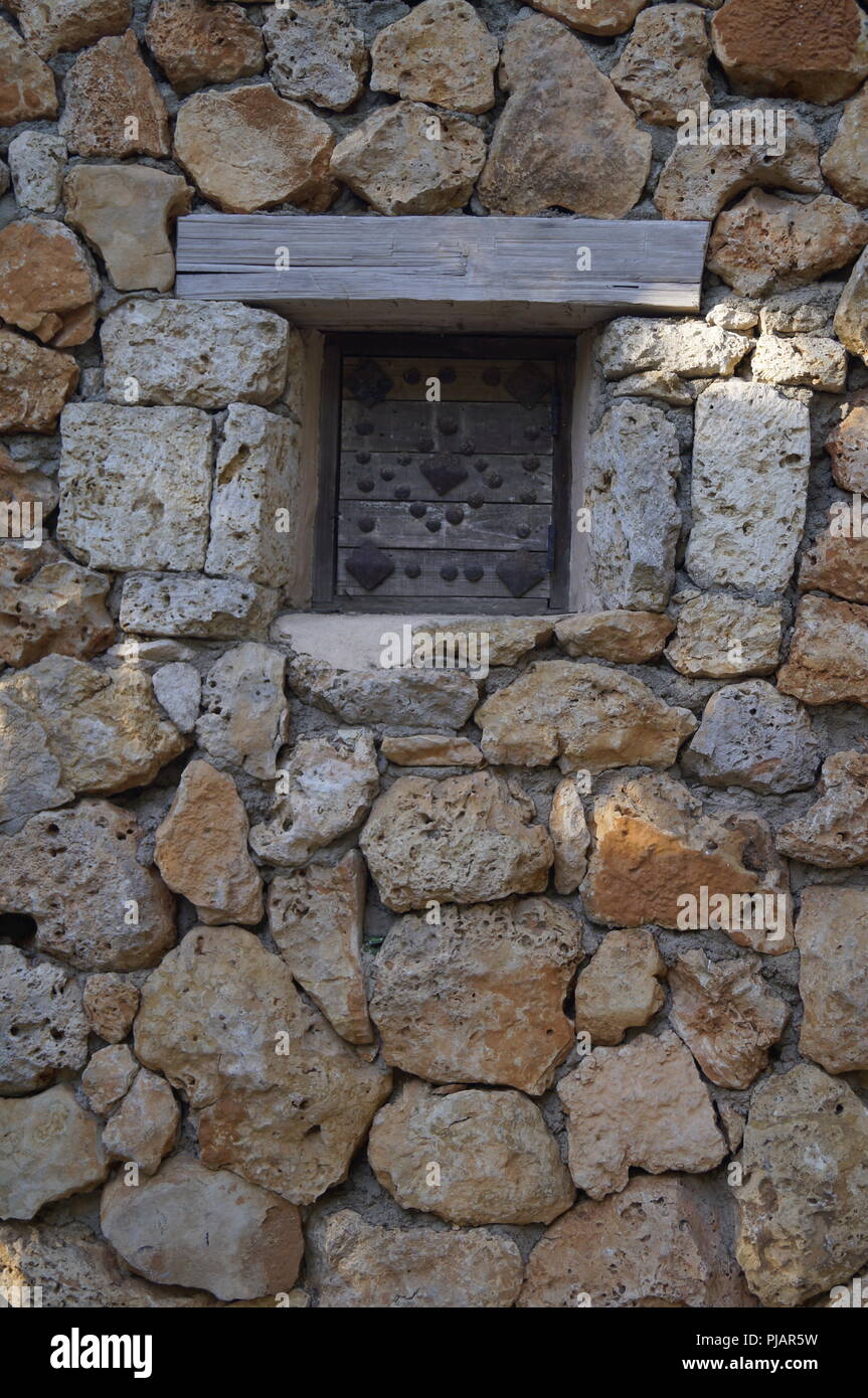 Traditionelle Eisen und Holz Fenster auf eine Mauer aus einem alten Gebäude an eine touristische Stadt in der Dominikanischen Republik Stockfoto Traditionelle Eisen und Holz Fenster auf eine Mauer aus einem alten Gebäude an eine touristische Stadt in der Dominikanischen Republik Stockfoto