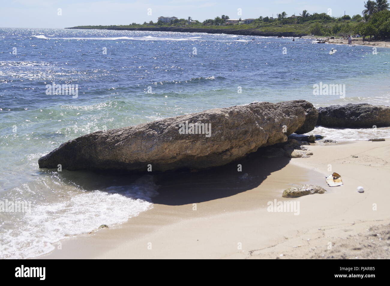 Stein am Strand Ufer auf einer karibischen Insel Stockfoto