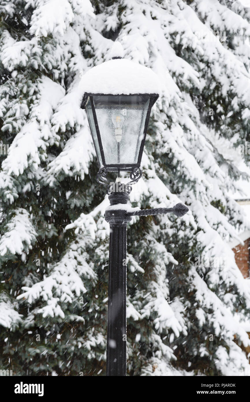 Weihnachten Winter Szene mit einem traditionellen Gusseisen Victorian Lamp Post im Schnee Stockfoto